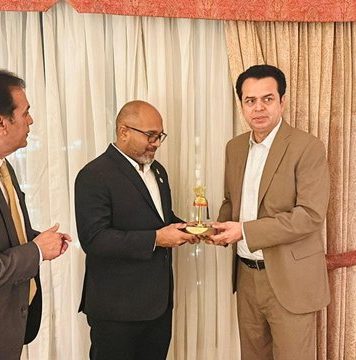 اسلام آباد (ٹی این ایس) او آئی سی کے موقع پر پاکستان اور مالدیپ کے درمیان اہم سفارتی پیش رفت سامنے آئی ہے۔ اسلام آباد میں وزیر مملکت برائے داخلہ طلال چوہدری نے مالدیپ کے وزیر داخلہ علی احسان سے خصوصی ملاقات کی ہے