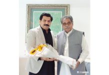 اسلام آباد (ٹی این ایس) پیرسیدسہیل بخاری چئیرمین ایشین ایوارڈز کمیٹی کی چئیرمین فئیرگروپ چوہدری عبدالروف سے ایشین میڈیا اینڈ بزنس ایوارڈز اسلام آباد کے سلسلے میں میٹنگ ھوئی اس موقع پر انہیں گلدستہ پیش کرتے ہوئے