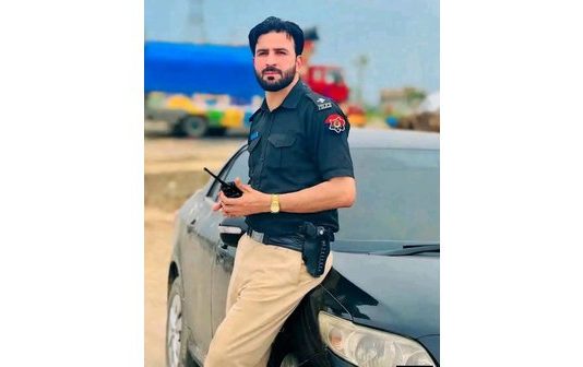 صوابی (ٹی این ایس) صوابی میں 2 بہنوں کو مبینہ طور پر اغواء کرکے تشدد کا نشانہ بنایا، پولیس اے ایس آئی نصیب جان کی ضمانت خارج ہونے پر کمرہ عدالت سے گرفتار کر لیا گیا