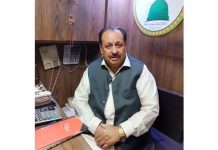 اسلام آباد (ٹی این ایس) راولپنڈی کے راجہ بازار میں تاجروں کے رہنما انجم پرویز بھٹی نے کہا ہے کہ تاجر اتفاق انصاف گروپ تاجر برادری کے حقوق کی آواز اور تحفظات کا حقیقی علمبرار ہے راجہ بازار کے تاجروں کی اکثریت بازار پر نو سالوں سے قابض غیر آئینی تاجر گروپ کی ڈنگ ٹپاؤ کارکردگیوں مایوس کن ناقص حکمت عملی اور کھوکھلے نعروں پر اب یقین نہیں رکھتے اور اپنے جائز مطالبات مسائل اور کاروباری تحفظات کیلئے جلد از جلد نئے انتخابات کا مطالبہ کرتے ہیں