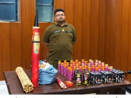 راولپنڈی (ٹی این ایس) گنج منڈی پولیس نے آتش بازی کا سامان فروخت کرنے والے 02 افراد کو گرفتار کر کے 80 ہوائیاں 36 انار 03 شوٹر بکس اور دیگر سامان آتش بازی برآمد کر لیا