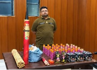 راولپنڈی (ٹی این ایس) گنج منڈی پولیس نے آتش بازی کا سامان فروخت کرنے والے 02 افراد کو گرفتار کر کے 80 ہوائیاں 36 انار 03 شوٹر بکس اور دیگر سامان آتش بازی برآمد کر لیا