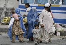 اسلام آباد (ٹی این ایس) راولپنڈی کے گنجان اور حساس علاقے میں غیرقانونی مقیم افغانیوں سے بھتہ وصولی سمیت جرائم پیشہ افراد کی درپردہ پشت پناہی اور فرائص میں غفلت کے سنگین الزامات پر برخاست ہونے والا پولیس ملازم پیرودھائی تھانے میں دوبارہ تعنیاتی پر علاقہ مکینوں اور کاروبار طبقے سے انتقامی کاروائیوں پر اتر آیا