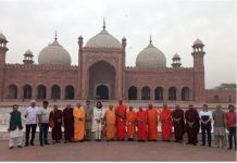 Sri Lankan Monks visit Badshahi Mosque, Lahore Fort