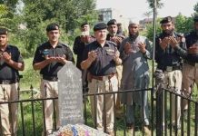 Charsadda(TNS) : DSP Shabqadar Noor Ul Amin Khan saluted the martyrs’ shrines in Circle Shabqadar and showered flowers.
