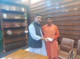 Tangwani (TNS) : Deputy Commissioner Farrukh Shahzad Qureshi from the National Disaster Management Authority distributed a relief check to another victim, Qurban Ali Samro, who died due to floods and rains in Kashmore district.