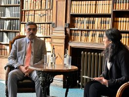 Islamabad(TNS): Prime Minister Anwaar-ul-Haq Kakar interacts with the students at Oxford Union