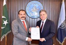 Islamabad(TNS) : Director General FIA Mohsin Hassan Butt presenting Appreciation Letter to Deputy Director FIA Majid Manzoor Awan on best performance during year 2023