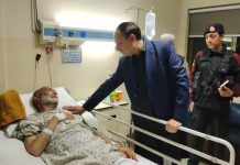 Charsadda (TNS) : District Police Officer Charsadda Nazir Khan went to Peshawar Hospital to visit DSP Katling Naseem Khan