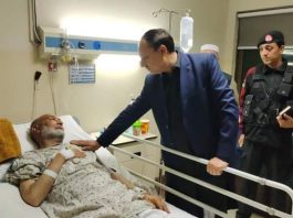Charsadda (TNS) : District Police Officer Charsadda Nazir Khan went to Peshawar Hospital to visit DSP Katling Naseem Khan