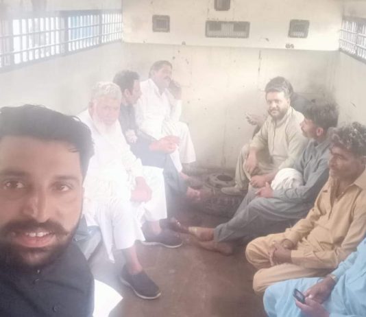 Lahore(TNS): Police baton-charged protesting farmers and arrested dozens of them on Mall Road, Lahore.