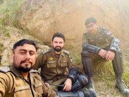 Islamabad (TNS) (Staff Reporter) Attock and Khanewal police stopped the movement of thousands of protesters for several hours to prevent the convoy of founder PTI from entering the borders of Punjab.