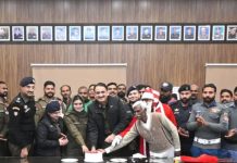 Islamabad (TNS)(Saqib Khan Khattar) CPO Gujranwala Ayaz Saleem Rana cut cake and distributed Eid along with minority community and Christian employees in the office