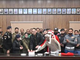 Islamabad (TNS)(Saqib Khan Khattar) CPO Gujranwala Ayaz Saleem Rana cut cake and distributed Eid along with minority community and Christian employees in the office