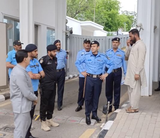 ISLAMABAD (TNS) DIG Security reviews security measures at Parliament House