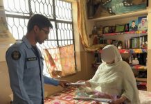 ISLAMABAD (TNS) Officers distributes Eid gifts among families of martyrs