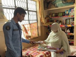 ISLAMABAD (TNS) Officers distributes Eid gifts among families of martyrs