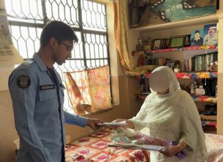 ISLAMABAD (TNS) Officers distributes Eid gifts among families of martyrs