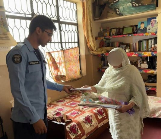 ISLAMABAD (TNS) Officers distributes Eid gifts among families of martyrs