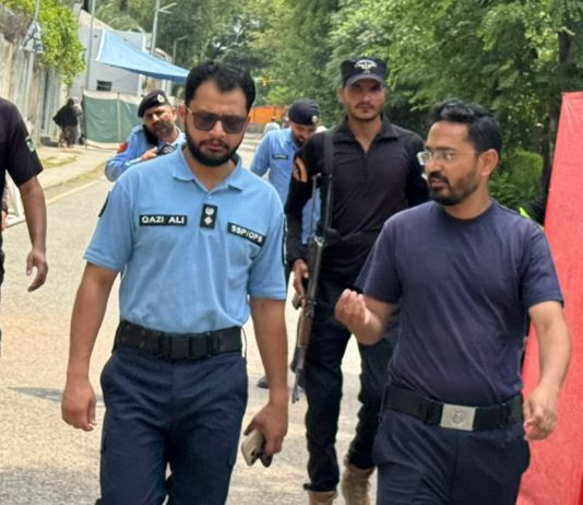 Islamabad (TNS) SSP Operations Islamabad reviews security measures at Qasr e Zainab Imambargah.