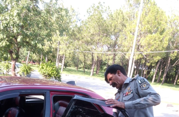 Islamabad (TNS) ITP Intensifies Crackdown on Vehicles with Tinted Windows, Over 450 Challaned in One Month