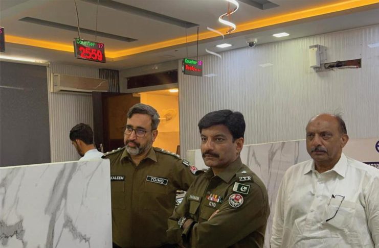 Islamabad (TNS) Rawalpindi Chief Traffic Officer Farhan Aslam inspected the facilities being provided to citizens at the licensing hall of the Traffic Headquarters.