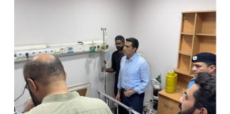 Islamabad (TNS) IG Islamabad Captain (R) Muhammad Sohail Chaudhry, DIG Islamabad Ali Wasim, and SSP Operations are at the hospital to visit the injured constable. The police officers checked on the injured constable’s health, ordered the best medical care for him, and praised his bravery and sense of duty.