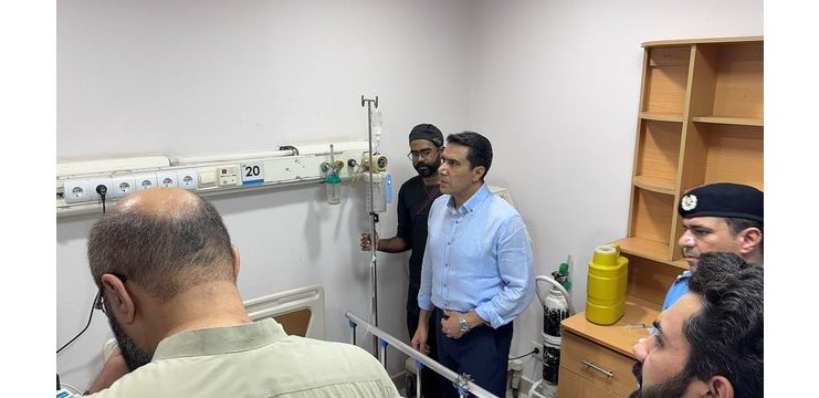 Islamabad (TNS) IG Islamabad Captain (R) Muhammad Sohail Chaudhry, DIG Islamabad Ali Wasim, and SSP Operations are at the hospital to visit the injured constable. The police officers checked on the injured constable’s health, ordered the best medical care for him, and praised his bravery and sense of duty.